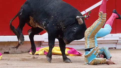 GRAFCAV1173. PAMPLONA, 14/07/2023.- El diestro Rubén Pinar sufre una cogida durante la lidia al primer toro de la tarde en la última corrida de abono de la Feria del Toro de los Sanfermines 2023, con toros de la ganadería sevillana de Miura, donde ha compartido cartel con Rubén Pinar y Juan Leal. EFE/ Rodrigo Jiménez
