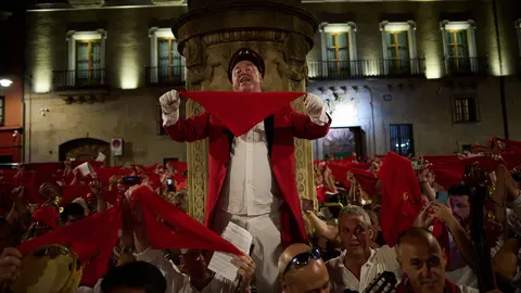 La Cofradía de San Saturnino oferece un Pobre de mi alternativo en honor al Guti en la Plaza del Consejo durante San Fermín 2023. PABLO LASAOSA