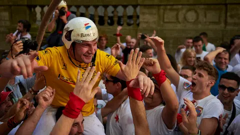Cientos de personas participan en el encierro de la villavesa y alargan así las fiestas de San Fermín 2023. IRANZU LARRASOAÑA