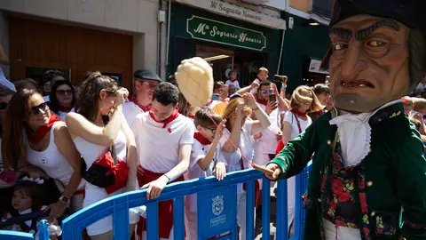 Retorno de la Corporación municipal en cuerpo de ciudad a la Casa Consistorial tras la misa de la Octava de San Fermín, acompañada de la Comparsa de Gigantes y Cabezudos que ha realizado los tradicionales bailes del día 14 en la Plaza del Ayuntamiento antes de acudir a la Plaza del Castillo para hacer la despedida. IÑIGO ALZUGARAY