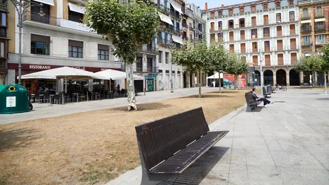Pamplona va recuperando las normalidad en sus calles y parques tras los Sanfermines, con la mayoría de los establecimientos de hostelería cerrados tras nueve días de un intenso trabajo. IÑIGO ALZUGARAY