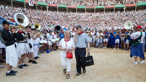 Despedida de las peñas en la Plaza de Toros de Pamplona en el último día de las fiestas de San Fermín de 2023. IÑIGO ALZUGARAY