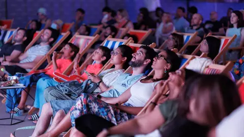 Éxito se público en la primera sesión de cine en la playa de Baluarte en Pamplona. CEDIDA
