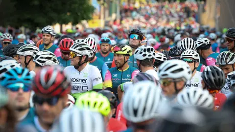 Milquinientos ciclistas esperan a que de comienzo "La Induráin", una prueba cicloturista que tiene cada año como protagonista indiscutible al pentacampeón del Tour de Francia, Miguel indurain, en su localidad natal de Villava (Navarra). EFE/Villar López