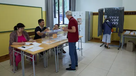 Inicio de la jornada electoral de las Elecciones Generales del 23J en el IES Plaza de la Cruz de Pamplona. IÑIGO ALZUGARAY