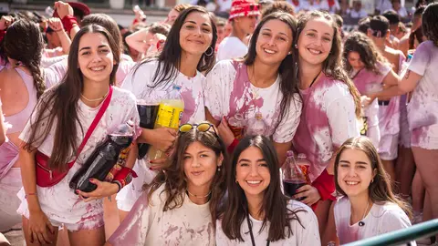 Inicio de las fiestas de Tudela de 2023 con el cohete lanzado por Jesús Marquina desde el balcón de la plaza de los Fueros. JASMINA AHMETSPAHIC