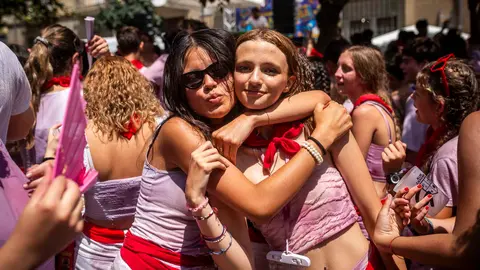 Post cohete en la calle Herrerías con el tardeo de los DJs locales Marcos Gutiérrez y Álvaro Ruiz. JASMINA AHMETSPAHIC