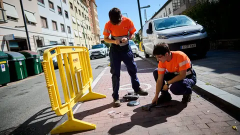 Colocación de sensores de aparacmiento en plazas reservadas para personas con movilidad reducida. PABLO LASAOSA