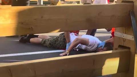 Momento de la atención médica a un corredor en Tudela tras ser cogido por un toro.