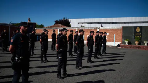 El delegado del Gobierno en Navarra, José Luis Arasti, y el jefe superior de la Policía Nacional en Navarra, José María Borja, participan en un acto de bienvenida a las incorporaciones de funcionarios provenientes de otras plantillas policiales. PABLO LASAOSA