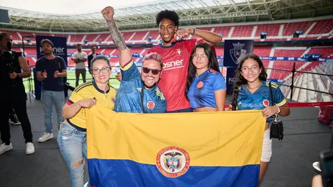 Cientos de personas acuden a la presentación de Johan Mojica como nuevo jugador del CA Osasuna en el Sadar. PABLO LASAOSA