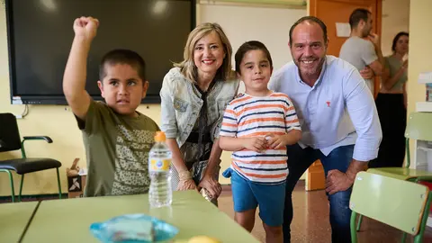 La alcaldesa de Pamplona Cristina Ibarrola y el concejal Raúl Armendáriz visitan la Escuela de Verano de la Asociación Navarra de Autismo. PABLO LASAOSA