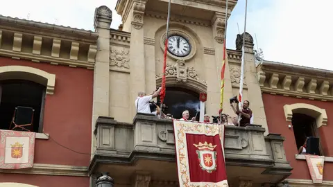 La Asociación de Amigos del Camino de Santiago-Centro de Estudios Jacobeos lanza el chupinazo que da inicio a las fiestas de Estella 2023. ÍÑIGO ALZUGARAY