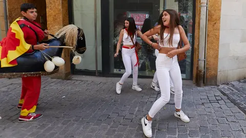 Salida de la Comparsa de Gigantes y Cabezudos en el primer día de las Fiestas de Estella 2023. IÑIGO ALZUGARAY