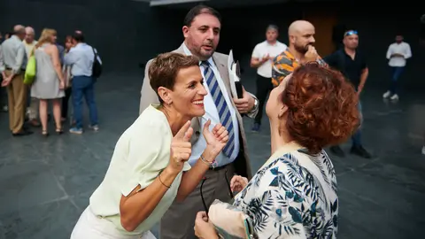 María Chivite junto a Unai Hualde y Blanca Regulez durante el segundo pleno de investidura para la presidencia del Gobierno de Navarra. PABLO LASAOSA