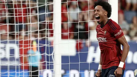 El defensa colombiano de Osasuna Johan Mojica se lamenta por una ocasión perdida durante el partido de la segunda jornada de LaLiga que Atlético Osasuna y Athletic de Bilbao disputan este sábado en el estadio de El Sadar, en Pamplona. EFE/Jesús Diges