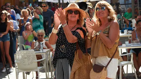 Actuación de Antonio Reyes et Nono Reyes en el balcón de la Casa Consistorial en la Plaza del Ayuntamiento de Pamplona, dentro del ciclo "Calles, balcones y patios" de la X edición del festival Flamenco On Fire. IÑIGO ALZUGARAY
