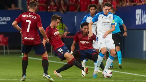 Jon Moncayola (7. CA Osasuna), Aimar Oroz (10. CA Osasuna), Johan Mojica (22. CA Osasuna) y Hans Vanaken (20. Club Brugge ) durante el partido de ida de la previa de la UEFA Europa Conference League entre CA Osasuna y Club Brugge disputado en el estadio de El Sadar en Pamplona. IÑIGO ALZUGARAY