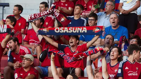 La grada del estadio de El Sadar durante el partido de ida de la previa de la UEFA Europa Conference League entre CA Osasuna y Club Brugge disputado en Pamplona. IÑIGO ALZUGARAY