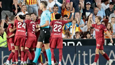 Los jugadores del Osasuna celebran el gol marcado por su compañero Nacho Vidal ante el Valencia, durante el partido correspondiente a la Jornada 3 de LaLiga que enfrenta a Valencia y Osasuna este domingo en Mestalla. EFE/ Ana Escobar
