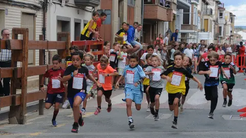 El Cross del Encierro reúne a los vecinos de Caparroso como preludio de sus fiestas. AMAYA LUQUI