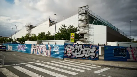 La alcaldesa de Pamplona, Cristina Ibarrola, junto con miembros de los grupos municipales del Ayuntamiento, visita las obras para la construcción del polideportivo del barrio de Buztintxuri. PABLO LASAOSA