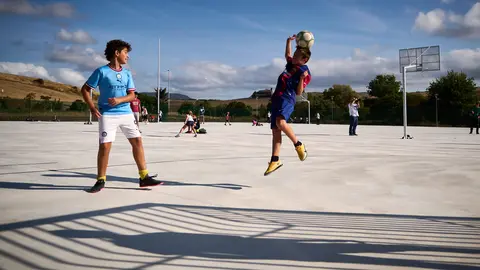 Inauguración de las pistas multideportivas de Sarriguren. PABLO LASAOSA