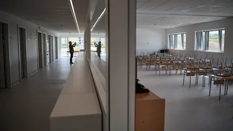 María Chivite, Carlos Gimeno y Carlos Salvador visitan las nuevas instalaciones del Colegio Público Paderborn en la calle Adela Bazo 3 del Soto de Lezkairu. PABLO LASAOSA