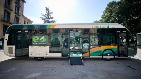 Presentación del nuevo autobús 100% eléctrico que se integrará en los próximos días a la flota del Transporte Urbano Comarcal en la linea 3. PABLO LASAOSA