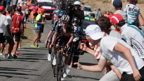 Un momento de la decimocuarta etapa de la Vuelta a España disputada entre Sauveterre-De-Béarn y Larra-Belagua, de 156,2 km. Evenepoel, sin opciones en la general tras perder 27 minutos en la etapa de la víspera en el Tourmalet, ganó el pulso al francés Romain Bardet, con quien compartió la escapada definitiva de la jornada. El belga invirtió un tiempo de 3h.13.38, a una media de 37 km/hora. EFE/Manuel Bruque