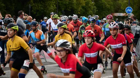 Cerca de 400 deportistas participan en la decimocuarta edición de la P2P Pamplona Puente Skate Race, la maratón de patinaje más dura del mundo. PABLO LASAOSA