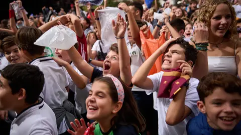 Cientos de personas y niños acuden al lanzamiento del Chupinazo de San Fermín de Aldapa. PABLO LASAOSA