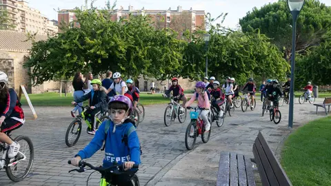 Bicicletada escolar en la Ciudadela de Pamplona. AYUNTAMIENTO DE PAMPLONA.