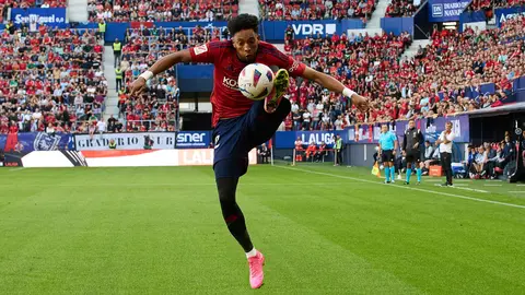 Johan Mojica (22. CA Osasuna) durante el partido de La Liga EA Sports entre CA Osasuna y Sevilla FC disputado en el estadio de El Sadar en Pamplona. IÑIGO ALZUGARAY