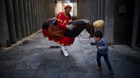 La Comparsa de Gigantes y Cabezudos amenizan las calles de Pamplona con motivo de SF Chiquito. PABLO LASAOSA