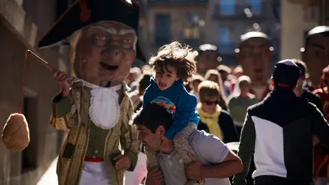 La Comparsa de Gigantes y Cabezudos ameniza las calles de Pamplona con motivo de SF Chiquito el día de su procesión. PABLO LASAOSA