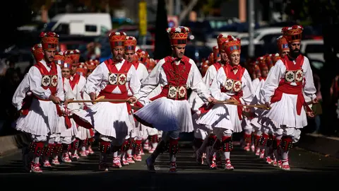 El grupo de danzas, Duguna, ameniza las calles el día grande de San Fermín Chiquito. PABLO LASAOSA
