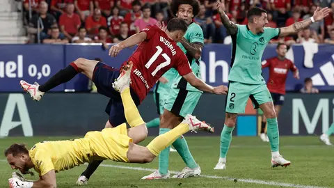 PAMPLONA, 28/09/2023.- El portero del Atlético de Madrid Jan Oblak (i) lucha con el croata Ante Budimir, de Osasuna, durante el partido de la séptima jornada de Liga en Primera División que Atlético Osasuna y Atlético de Madrid disputan este jueves en el estadio de El Sadar, en Pamplona. EFE/Jesús Diges

