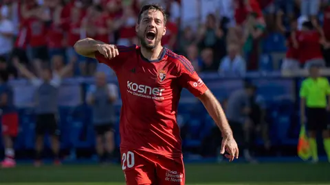 El delantero del Osasuna José Arnaiz celebra el primer gol de su equipo ante el Deportivo Alavés en el partido de LaLiga jugado este domingo en el estadio de Mendizorrotza de Viotria-Gasteiz. EFE/ ADRIÁN RUIZ HIERRO