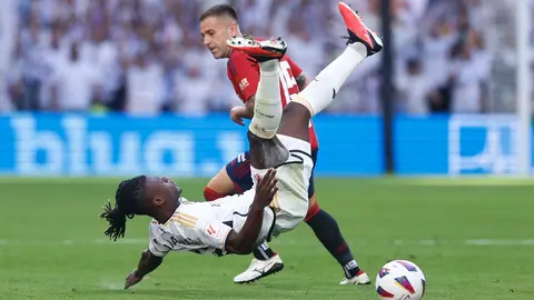 MADRID, 07/10/2023.- El centrocampista de Real Madrid Camavinga cae ante Rubén Peña, del Osasuna durante el partido de Liga EA Sports que el Real Madrid y el Osasuna disputan este sábado en el estadio Santiago Bernabéu de Madrid. EFE/ZIPI
