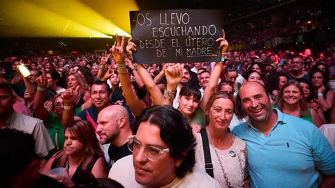 Concierto de Hombres G dentro de su gira "40 años y seguimos empezando" en el pabellón Navarra Arena. La banda formada por David Summers, Rafa Gutiérrez, Javier Molina y Daniel Mezquita ha devuelto a los años 80 a los más de 8.000 espectadores que han bailado todos sus éxitos. IÑIGO ALZUGARAY