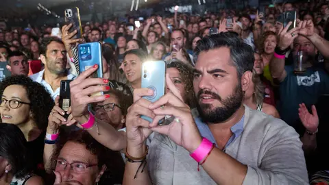 Concierto de Manuel Carrasco en el Navarra Arena de Pamplona dentro de su actual gira, “Corazón y Flecha Tour”, donde los fans del cantante onubense han podido cantar tanto los temas más conocidos del ex triunfito como las canciones de su último disco, que da nombre a la gira. IÑIGO ALZUGARAY