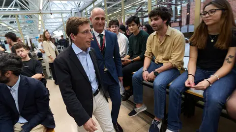 Mesa redonda con los alcaldes José Luis Martínez-Almeida (Madrid), Juan María Aburto (Bilbao), José María García Urbano (Estepona), Carlos Martínez Mínguez (Soria) y Cristina Ibarrola (Pamplona) en el marco del III Congreso Internacional Filosofía y Ciudad en la Escuela de Arquitectura de la Universidad de Navarra. IÑIGO ALZUGARAY