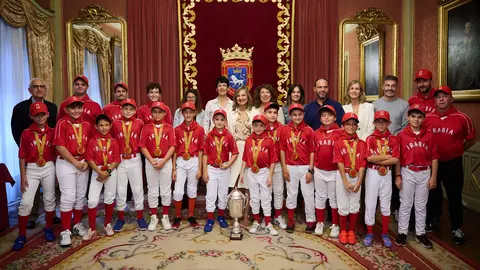 La alcaldesa, Cristina Ibarrola, y miembros de la Corporación municipal reciben al equipo sub 11 del CAD Irabia de beisbol, ganador del Campeonato Nacional de Clubes de su categoría. PABLO LASAOSA 