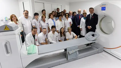 El consejero de Salud, Fernando Domínguez Cunchillos, y el ministro de Sanidad, José Manuel Miñones Conde, visitan dos equipos de alta tecnología instalados recientemente en el Hospital Universitario de Navarra. Son del ámbito de la medicina nuclear y permiten la realización de pruebas diagnósticas con gammacámara y de tomografía por emisión de positrones (PET) en el Día Internacional contra el Cáncer de Mama. IÑIGO ALZUGARAY