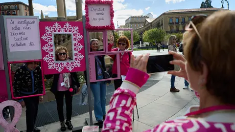 Acto de Saray en la Plaza del Castillo de Pamplona con motivo del Día Contra el Cáncer de Mama. IÑIGO ALZUGARAY