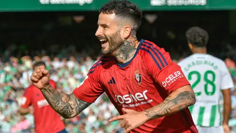 SEVILLA. 29/10/2023. - El delantero de Osasuna Rubén García celebra su gol durante el partido de la jornada 11 de LaLiga EA Sports, este domingo en el estadio Benito Villamarín de Sevilla. EFE/ Raúl Caro.

