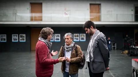 El parlamentario de EH Bildu, Domingo Martínez junto a Daniel López y Carlos Guzmán, de Contigo Navarra minutos antes de comenzar el pleno. PABLO LASAOSA