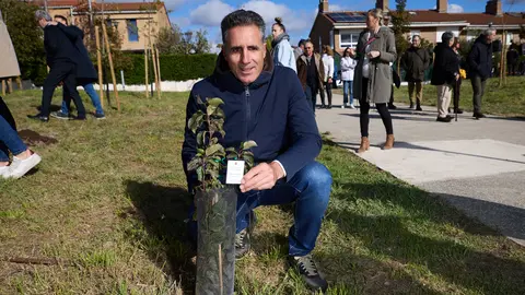 La alcaldesa de Pamplona, Cristina Ibarrola, junto con miembros de la Corporación municipal, inauguran el 'Bosque Olímpico' en Mendillorri, una acción de compensación de huella de carbono. Al acto ha asistido Alejandro Blanco, presidente del Comité Olímpico Español (COE) y deportistas olímpicos navarros como Nerea Pena, Izaskun Osés, Carmen Rubio, Mari Lacruz, Miguel Induráin, Juan Peralta o Jon Moncayola. IÑIGO ALZUGARAY