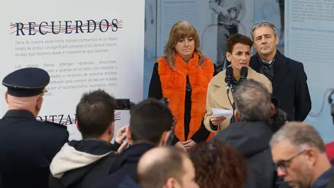 La presidenta del Gobierno de Navarra, María Chivite, inaugura la exposición 'Memories' en el Paseo Sarasate de Pamplona, que recoge el testimonio de veintidós víctimas de otros tantos episodios terroristas, acompañada del presidente de la Asociación de Víctimas del Terrorismo, Tomás Caballero, el director en España de la Oficina de Lucha contra el Terrorismo, Ignacio Ibáñez, y el director del Centro Memorial de Víctimas del Terrorismo, Florencio Domínguez. IÑIGO ALZUGARAY